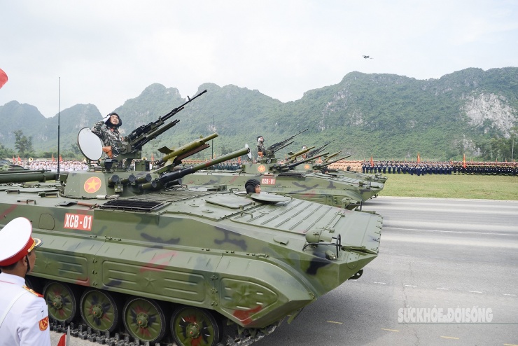 Xe được trang bị pháo rãnh xoắn 100 mm, súng máy phòng không 12,7mm, súng PKT 7,62 mm và kíp xe 4 người, tăng sức mạnh trên chiến trường.