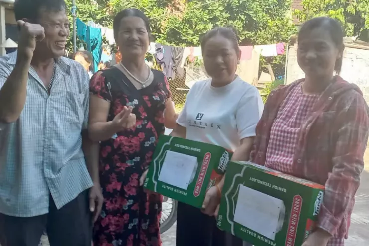 Người dân mang bia đến tặng gia đình anh Thành.