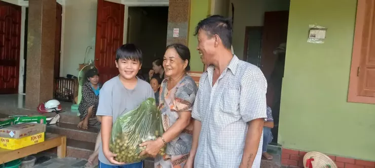 Người dân hái nhãn đến tặng gia đình anh Thành.