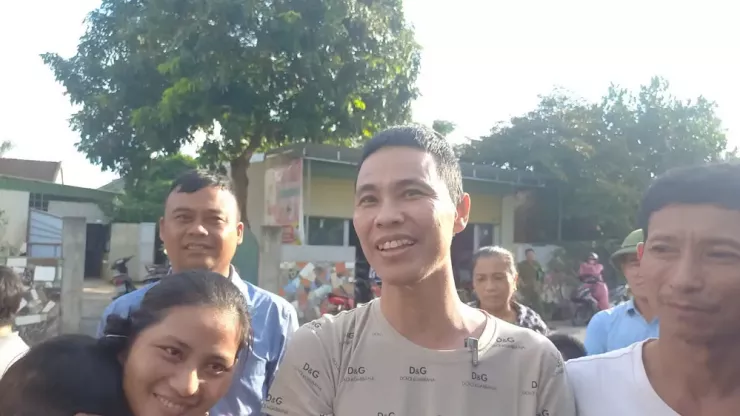 Vợ và con vui mừng khi anh Thành được tại ngoại về đến nhà.