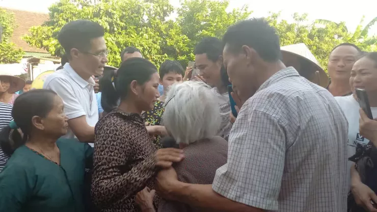 Mẹ, anh trai, vợ, con ôm lấy anh Thành và cùng khóc.
