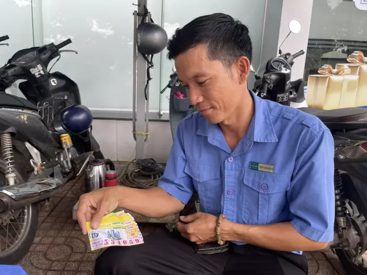 Không đành lòng uống cà phê, ông Nguyên còn mua 15 tờ vé số để ủng hộ người bán vé số neo đơn. Ảnh: T.T