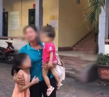 Hình ảnh chị O. ôm 2 đưa con thơ khi nghe tin chồng bị tuyên án 6 năm tù khiến nhiều người xót thương