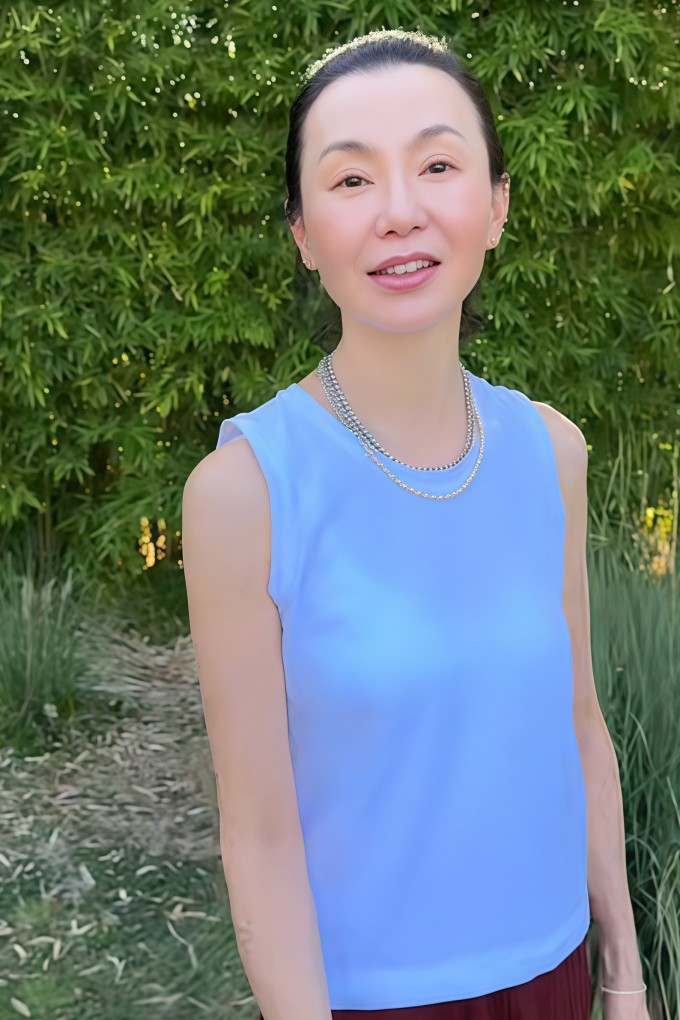 Dù không tránh khỏi một vài dấu hiệu thời gian, vẻ thanh lịch và khí chất của Trương Mạn Ngọc không hề suy giảm.