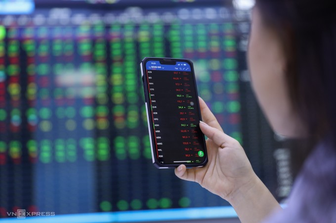 Nhà đầu tư đang theo dõi bảng điện thị trường tại một công ty chứng khoán ở TP HCM. Ảnh: Quỳnh Trần