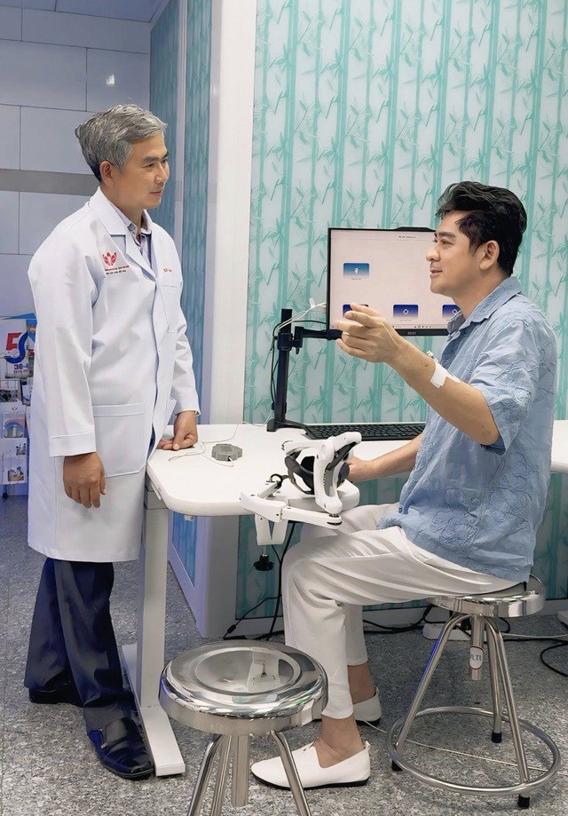 Thời gian qua, diễn viên Huỳnh Anh Tuấn được bác sĩ Bệnh viện Đa khoa quốc tế S.I.S Cần Thơ hỗ trợ phục hồi các chức năng và mọi chuyện diễn biến tích cực.