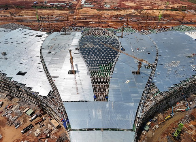 Nhà ga hành khách sân bay Long Thành đang hoàn thiện phần lợp mái, tháng 8/2025. Ảnh: Phước Tuấn