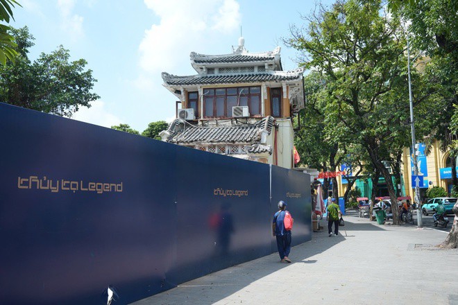 Nhà hàng Thủy Tạ nằm sát Hồ Gươm cũng đang được tháo dỡ phần đầu hồi.