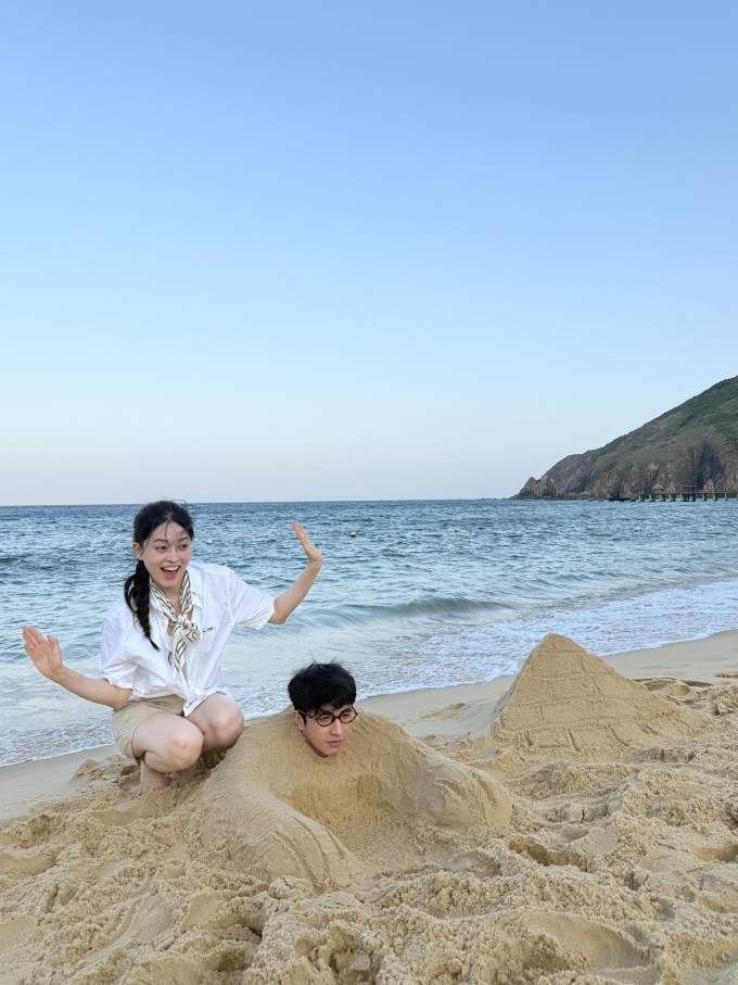 Nhiều bức ảnh Bình An tỏ ra cam chịu trước các trò đùa của Phương Nga cũng được viral khắp các fanpage. Trong ảnh, Phương Nga yêu cầu chồng nằm yên để mình đắp cát lên người, làm tượng cho cô chụp ảnh khi du lịch Kỳ Co (Gia Lai) hồi tháng 7.