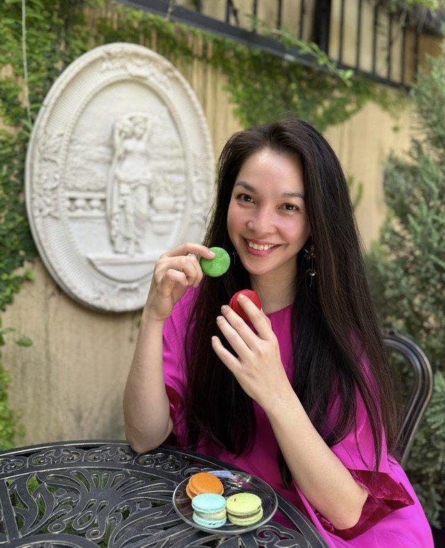 Chia sẻ về bí quyết của mình, Hiền Thục nói bản thân không quá phức tạp mà bắt đầu từ những điều cơ bản nhất. Theo đó, ban ngày cô thường bôi nhiều kem dưỡng (nhiều nhất là 3 lớp) vì tin rằng thời điểm này da có thể hấp thụ nhiều dưỡng chất.