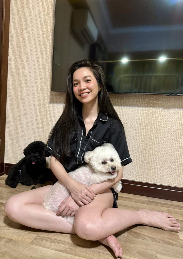 Còn cuối ngày, sau khi rửa mặt sạch, thoa nước cân bằng da, cô sẽ chỉ dưỡng ẩm cơ bản với một lớp thật mỏng.