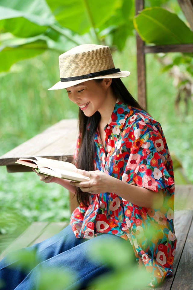 Hiền Thục cho biết: "Đừng nghĩ rằng uống càng nhiều nước càng tốt. Quan niệm đó vô cùng sai trái. Tổng lượng nước của bạn sẽ bằng 0,04 x trọng lượng cơ thể. Ví dụ, Thục nặng 43 kg, vậy Thục sẽ uống 0,04 x 43 = 1,72 lít nước/ngày. Đừng uống như một con thuồng luồng xong hành hạ da và thận cũng như bàng quang của mình".