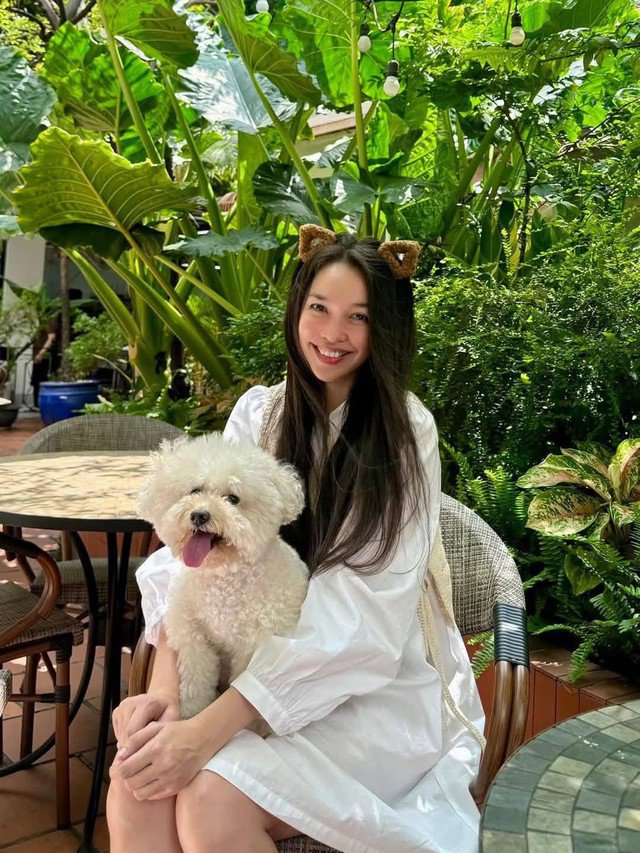 Với Hiền Thục, cô khẳng định cô chỉ xem tuổi tác là những con số, không cảm thấy áp lực về tuổi tác. Điều này giúp nữ ca sĩ duy trì tinh thần lạc quan, vui vẻ, nhờ đó cơ thể, làn da cũng nhận được nhiều lợi ích.