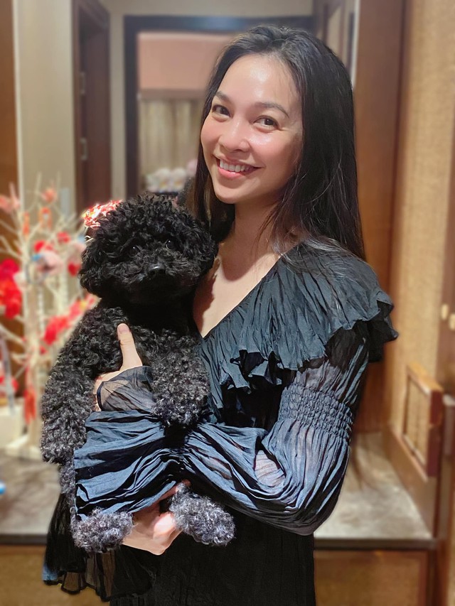 Ngoài chăm sóc da dẻ, Hiền Thục còn tiết lộ mỗi ngày bản thân sẽ mất khoảng 4 tiếng để chăm sóc làn da, mái tóc. Nhiều năm nay nữ ca sĩ hạn chế nhuộm màu, tạo kiểu tóc cầu kỳ, ưu tiên các loại dầu gội thảo dược không chứa silicon, không paraben, ít thành phần tạo bọt... để mái tóc bớt phải tiếp xúc với hóa chất. Thường ngày cô chỉ sấy tóc khô khoảng 70% sau đó thoa thêm dầu hạnh nhân ở ngọn tóc để cung cấp dưỡng chất giúp tóc bóng mượt, hạn chế chẻ ngọn, xơ rối.