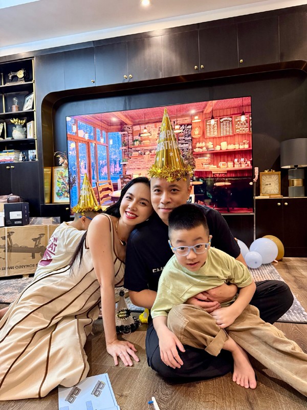 Gia đình hạnh phúc của đạo diễn Victor Vũ.