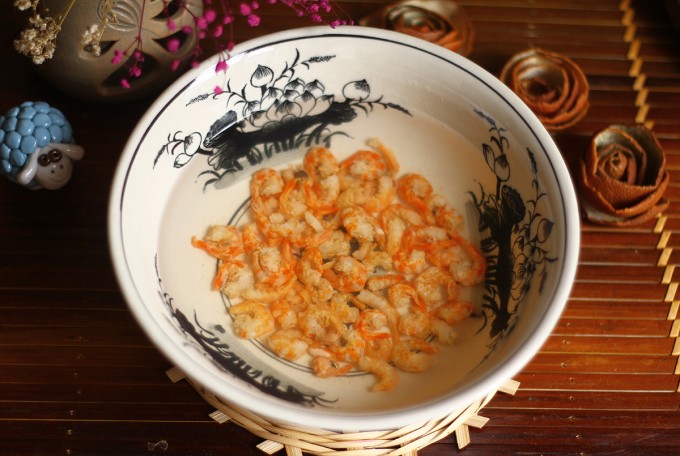 Tôm khô rửa sạch, ngâm nước ấm cho nở. Đun sôi lượng nước vừa ăn, cho tôm cùng nước đã ngâm vào ninh khoảng 25-30 phút cho tôm mềm và ngọt nước. Chú ý cho tôm vào khi nước nóng già để không bị tanh.