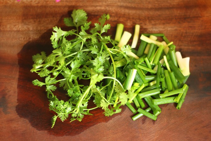 Hành lá, rau mùi rửa sạch, thái khúc. Tùy theo vùng miền và sở thích có thể cho hoặc không cho rau thơm.
