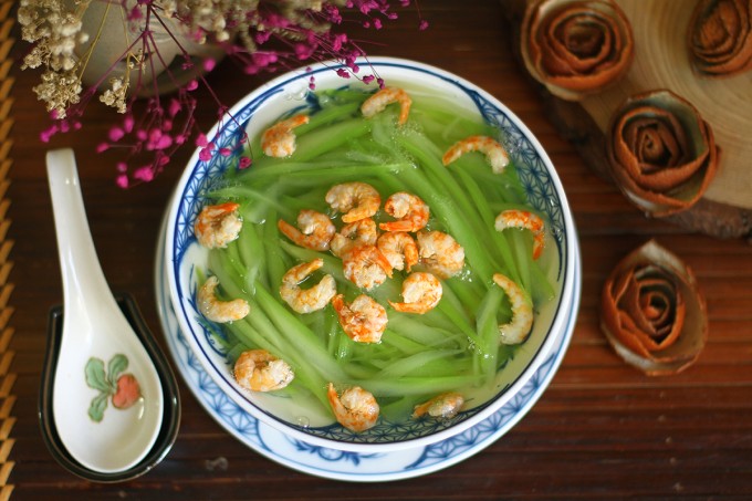 Nêm nếm mắm, muối, hạt nêm cho vừa miệng. Cho bầu vào nồi nước dùng, nhấn chìm xuống, hớt bỏ bọt. Vì bầu nhanh chín nên khi nước sôi lại thì tắt bếp, múc ra thưởng thức.