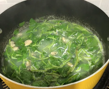 Nấu nước sôi thả rau má và nghêu vào nêm nếm vừa ăn.