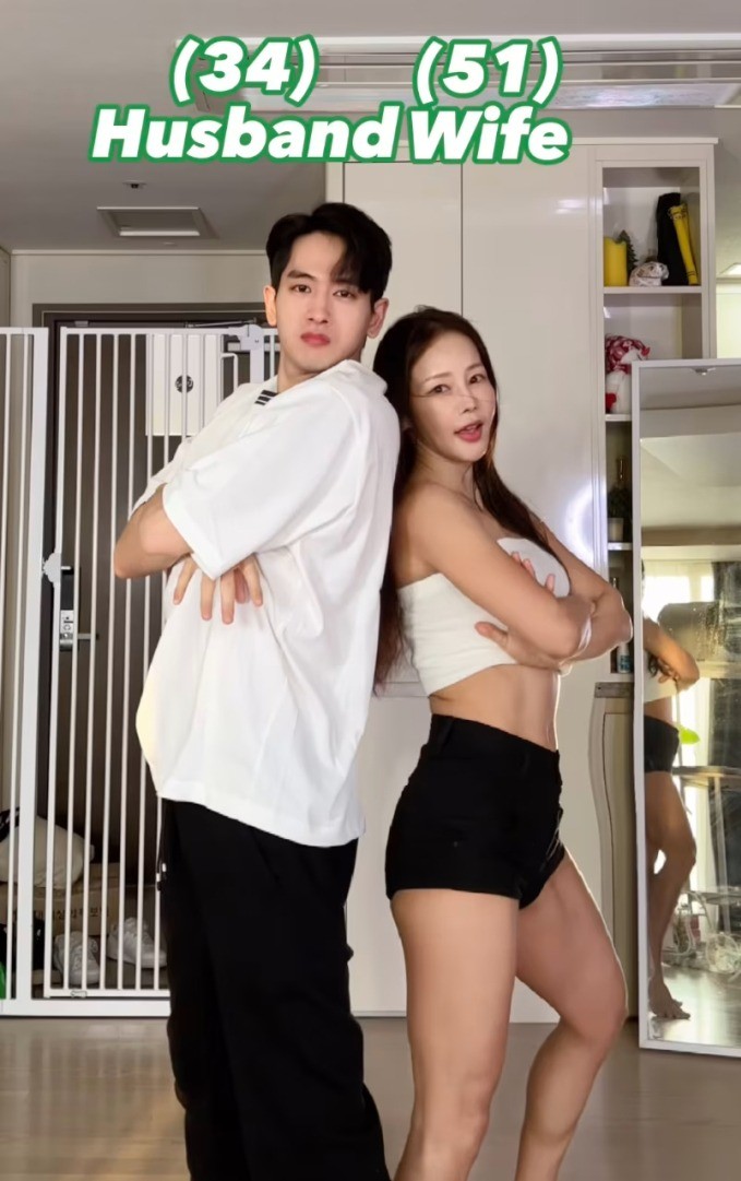 Năm 2015, Mina công khai hẹn hò với bạn trai kém 17 tuổi - Ryu Philip - thành viên nhóm nhạc thần tượng SoREAL. Chênh lệch tuổi tác khiến cặp sao từng vấp phải sự phản đối của dư luận. Năm 2018, họ tổ chức hôn lễ, sau muôn vàn sóng gió.