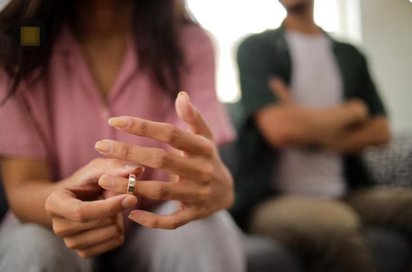 Mệt mỏi vì sống chung nhà dù đã ly hôn. Ảnh minh họa: FP