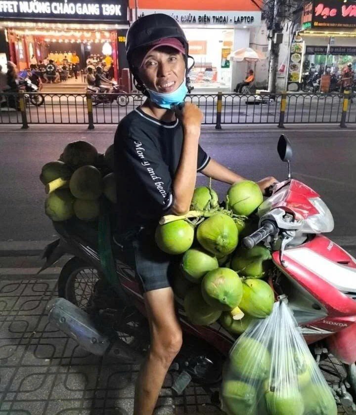 Bắc Hải chăm chỉ làm việc kiếm tiền lo cho gia đình kể cả khi thân mang bệnh tật. Ảnh: FBNV