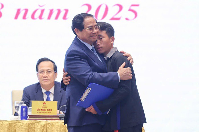 Thủ tướng Phạm Minh Chính ôm Trưởng bản Mùa A Thi khi anh xúc động chia sẻ trước hội nghị. Ảnh:VGP