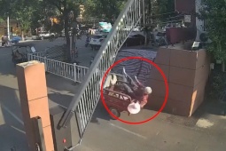 Xe máy - Xe đạp - Clip: Thót tim cụ bà ngồi xe ba bánh bị barie đập ngã lộn nhào xuống đường
