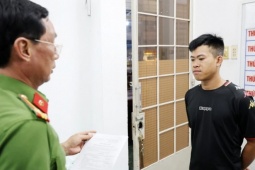 Bắt kẻ yêu cầu con nợ chụp ảnh khỏa thân mới cho vay tiền