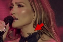 Jennifer Lopez bị châu chấu bò lên cổ khi đang biểu diễn