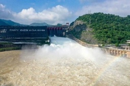 Miền Bắc đón mưa lớn, Thuỷ điện Hoà Bình liên tiếp mở cửa xả đáy