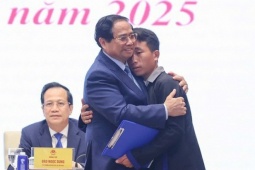 Thủ tướng xúc động ôm trưởng bản Mùa A Thi cứu 90 người dân thoát nạn trong lũ dữ