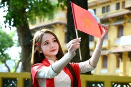 Nô nức chụp ảnh với áo dài trước Lăng mừng Quốc khánh