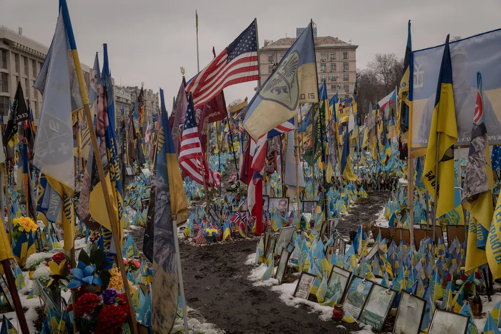 Hàng ngàn lá cờ và chân dung binh sĩ Ukraine, cũng như các tay súng nước ngoài thiệt mạng trong chiến đấu tại một đài tưởng niệm tạm thời ở Kiev vào tháng 3/2025. Ảnh: NYT.