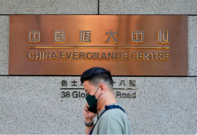 Một người đàn ông đi ngang qua lối vào trụ sở chính của Tập đoàn China Evergrande tại Hong Kong vào ngày 4/10/2021.