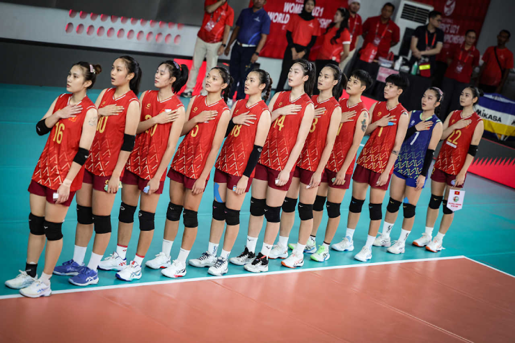 Các cô gái trẻ Việt Nam bước ra sân với sự quyết tâm lớn