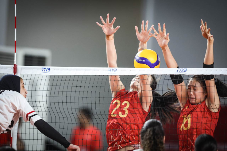 Hai cầu thủ Việt Nam gồm Bích Huệ (số 23) và Lê Thùy Linh (số 10) có tình huống nỗ lực chắn bóng