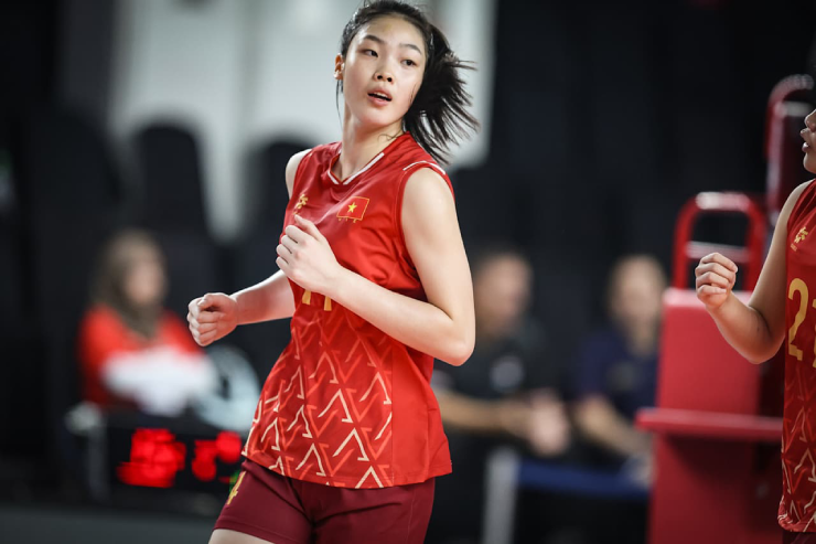 Sở hữu chiều cao 1m85, Quỳnh Hương được mệnh danh là "Truyền nhân" Thanh Thúy 1m93