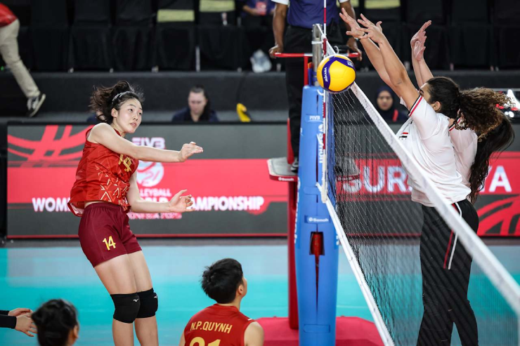 Chủ công 17 tuổi, Phạm Quỳnh Hương (số 14) chơi tốt trên mặt trận tấn công, cô ghi được 16 điểm