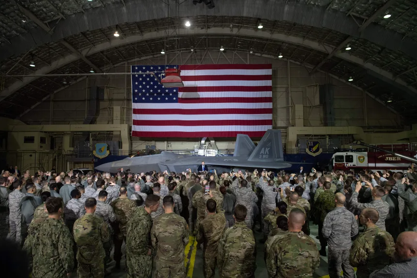 Ông Trump phát biểu trước binh sĩ Mỹ tại căn cứ liên hợp Elmendorf-Richardson ở thành phố Anchorage, bang Alaska vào năm 2019. Ảnh: AFP.