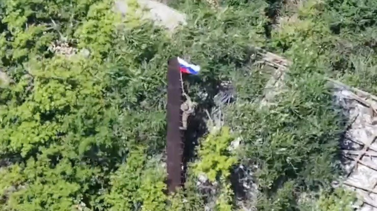 Binh sĩ Nga treo cờ tại một khu dân cư mới được quân đội Nga kiểm soát ở vùng Donetsk. Ảnh: Reuters.