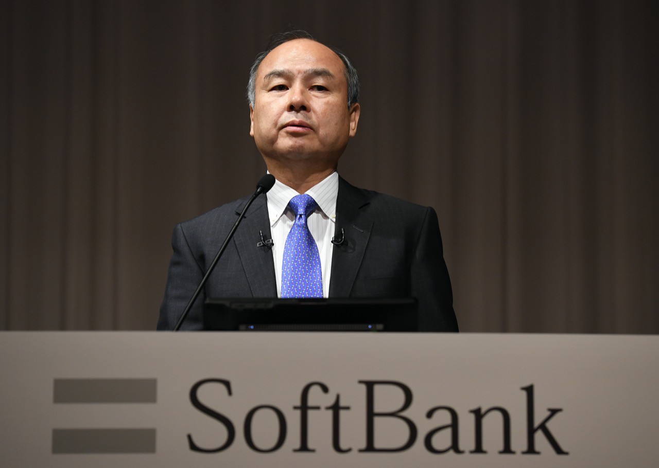 Masayoshi Son đã nhường ngôi cho Tadashi Yanai vào năm 2022 khi cổ phiếu SoftBank lao dốc sau khoản lỗ kỷ lục của các đơn vị đầu tư khổng lồ Vision Funds.