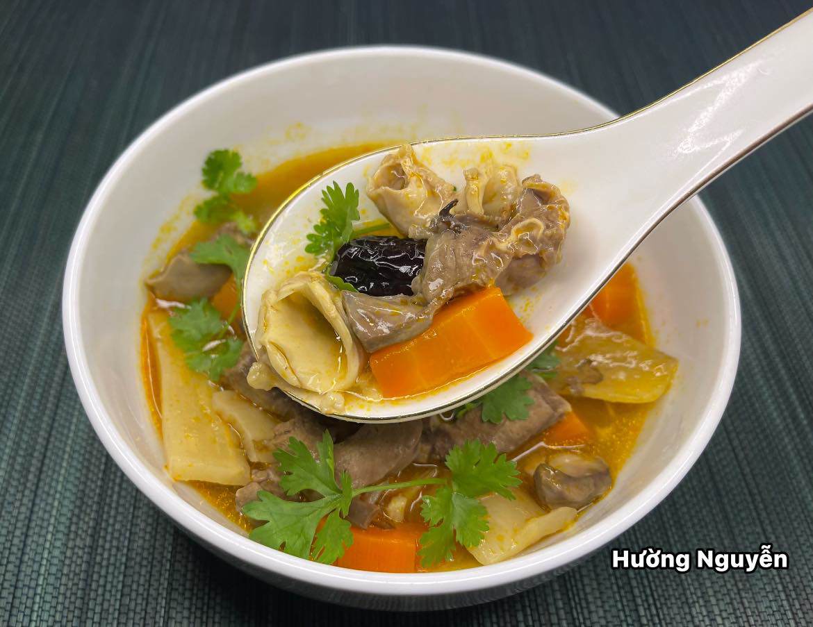 Rắc rau mùi và hạt tiêu lên trên để tăng hương vị.