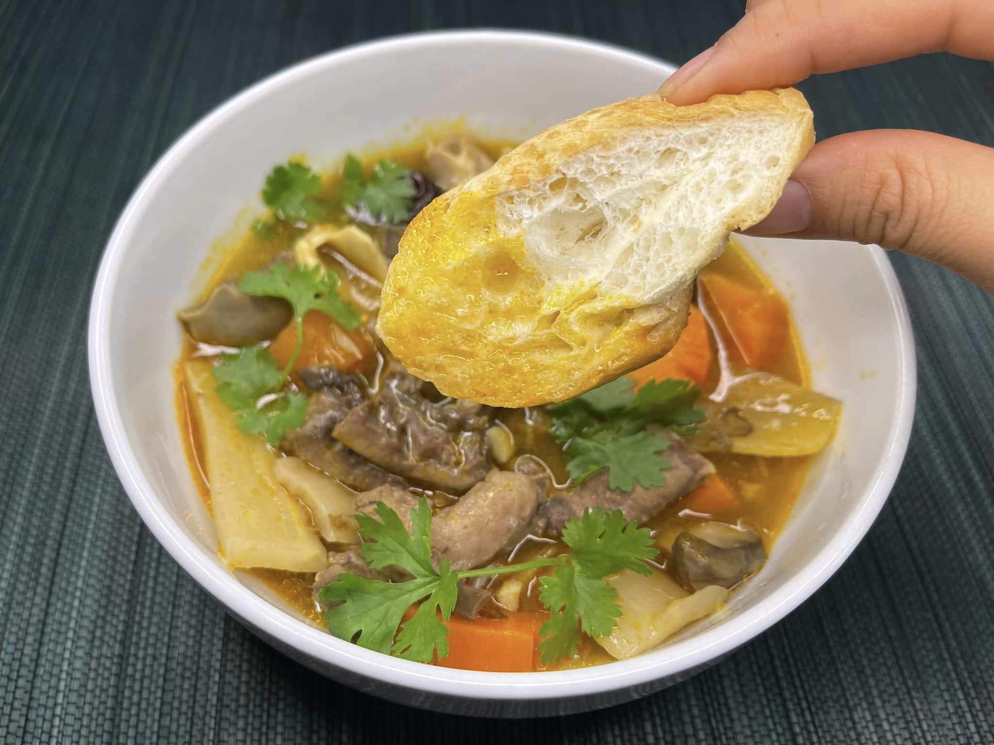 Tim lợn hầm thuốc bắc, rau củ ăn cùng cơm nóng hoặc bánh mì đều rất ngon.