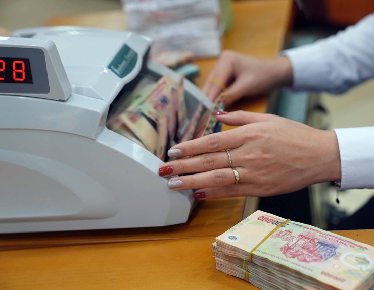 Gửi tiết kiệm vẫn là kênh đầu tư hút tiền nhàn rỗi của người dân