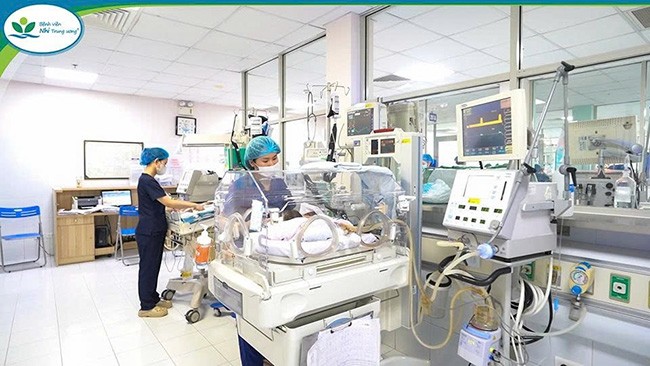 Trẻ suy hô hấp sau sinh mổ chủ động được điều trị tích cực tại Trung tâm Sơ sinh – Bệnh viện Nhi Trung ương.