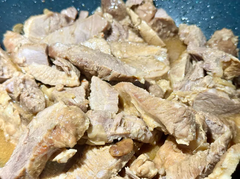 Cho trở lại nồi để thấm nước kho.