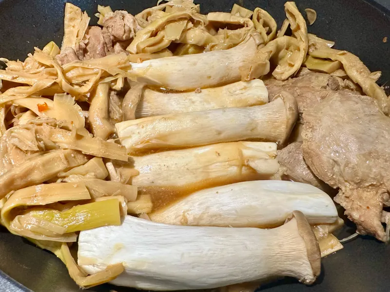 Nếu muốn thêm nấm đùi gà, cho vào kho chung 20 phút cuối.