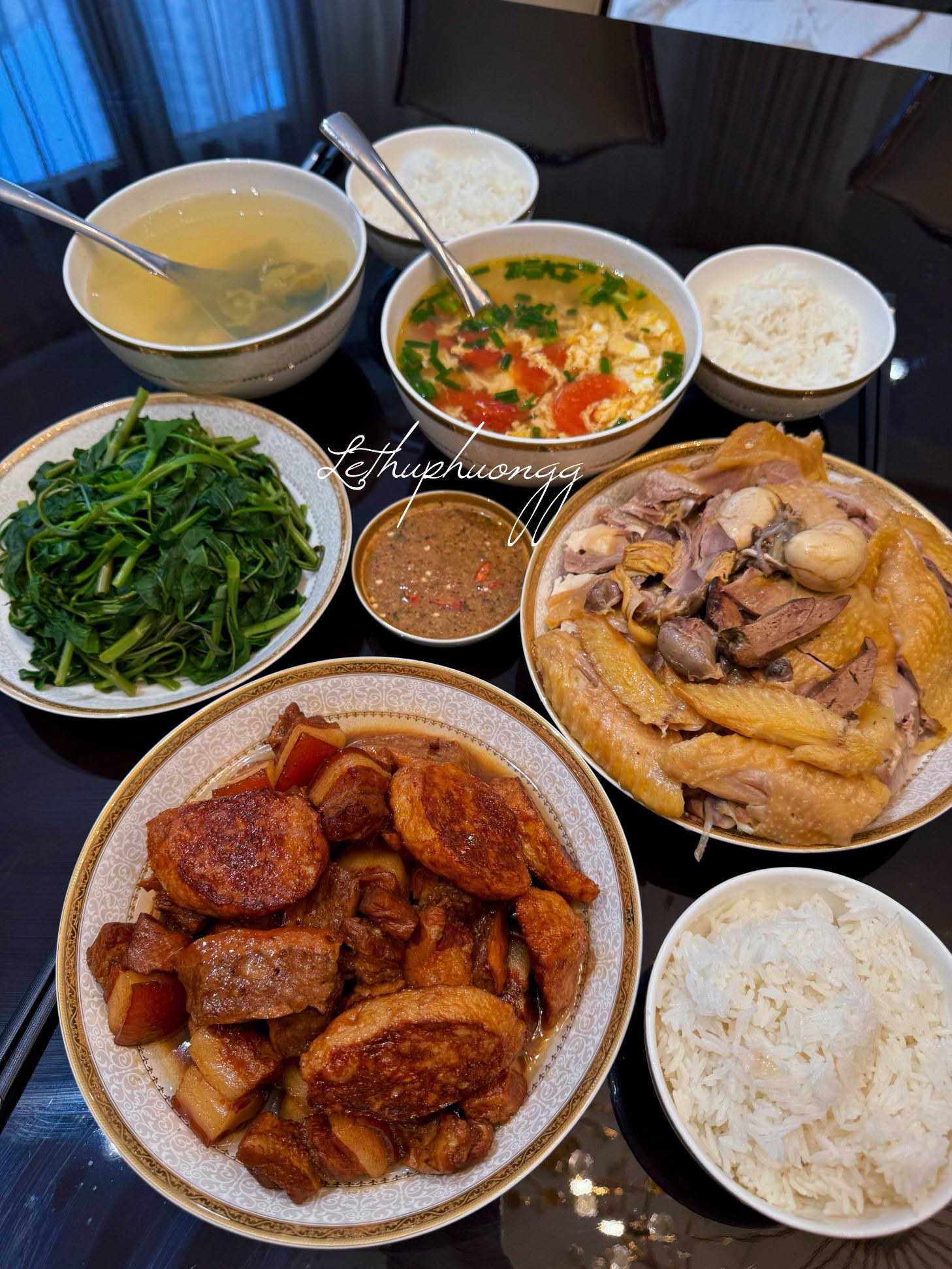 Ba chỉ kho chả mỡ - Gà luộc - Rau muống luộc - Canh trứng cà chua&nbsp;