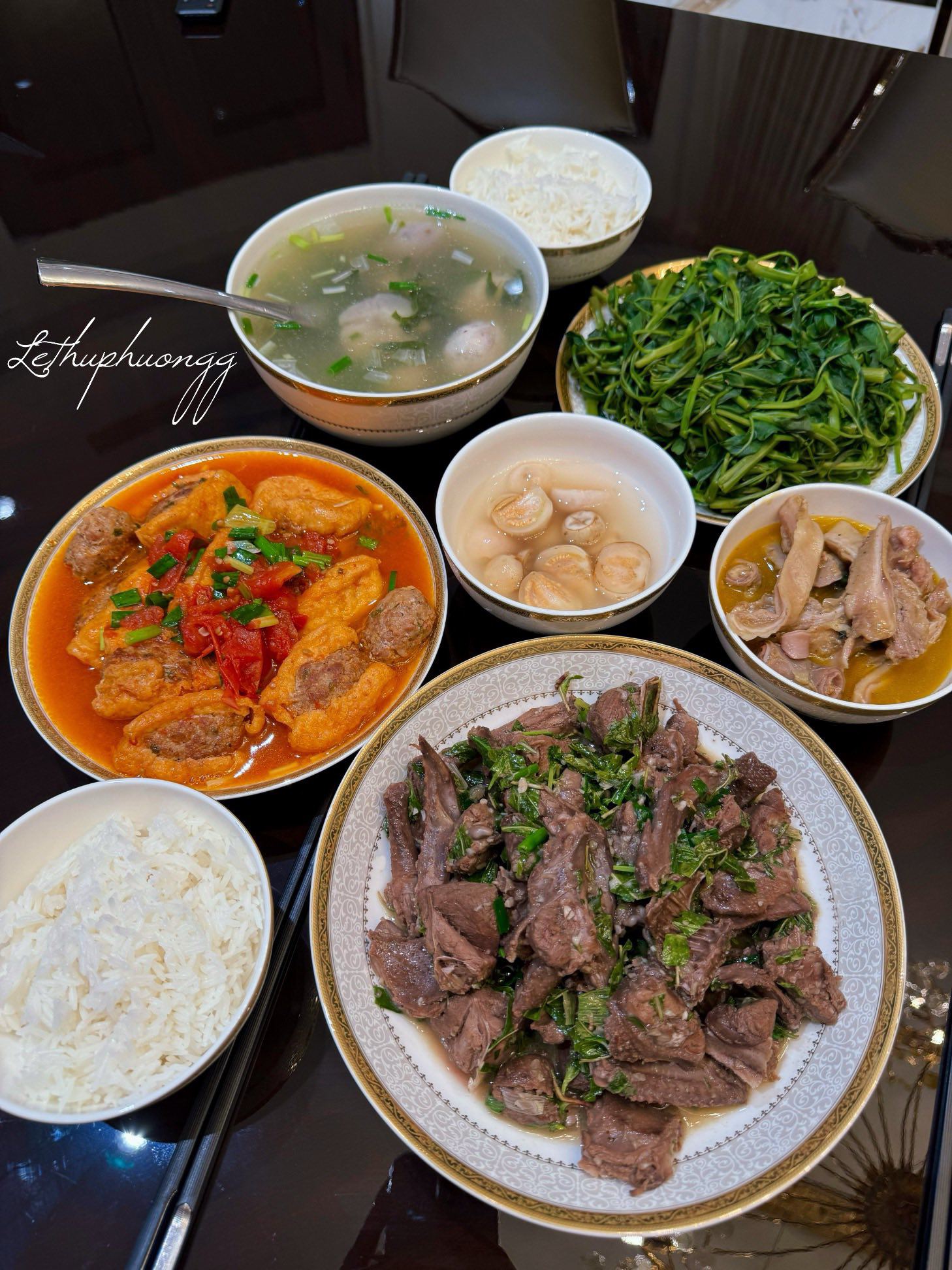 Chim bồ câu xào hành răm - Đậu nhồi thịt sốt cà chua - Rau muống luộc - Canh khoai sọ&nbsp;